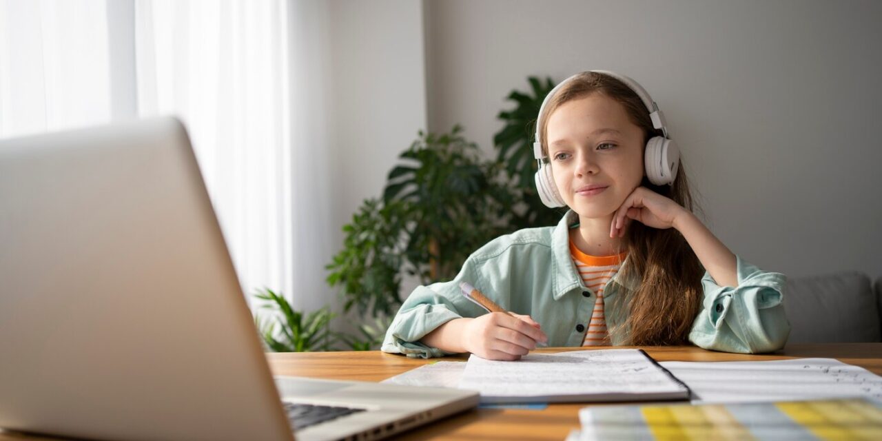 Cómo ayudar a un niño que realiza sus actividades online