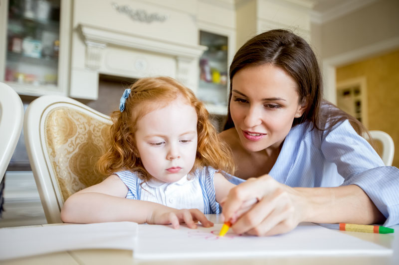 https://canguros.com.ar/wp-content/uploads/2024/06/smiling-mother-nanny-drawing-with-little-girl.jpg